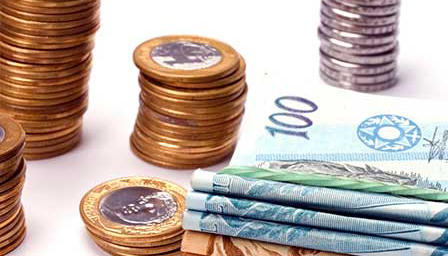 Banco Central reduz juros, mas vê incertezas na atividade econômica
